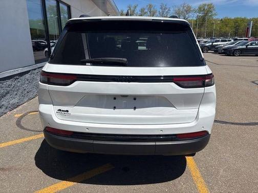 White 2023 Jeep Grand Cherokee Altitude
