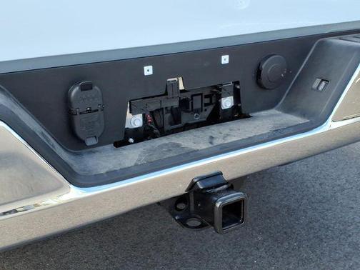 Glacier White Tricoat 2026 GMC Sierra 1500 SLT