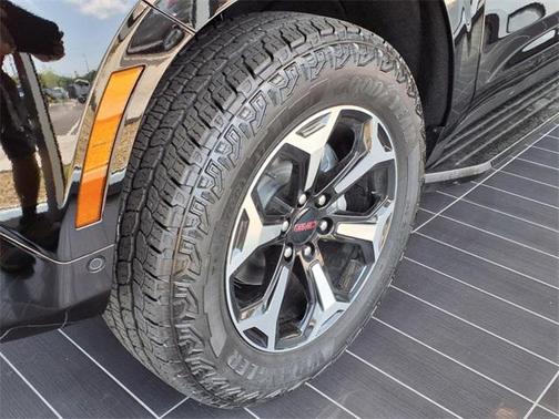 2025 GMC Yukon 4WD AT4