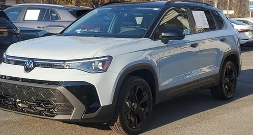 2025 Volkswagen Taos SE Black