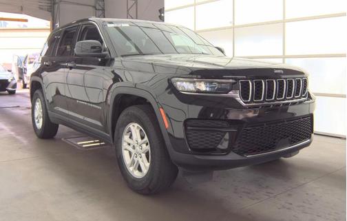 Diamond Black Crystal Pearlcoat 2023 Jeep Grand Cherokee Laredo