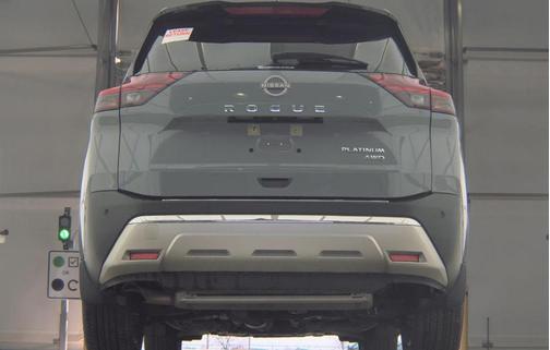 Boulder Gray Pearl/Super Black 2023 Nissan Rogue Platinum