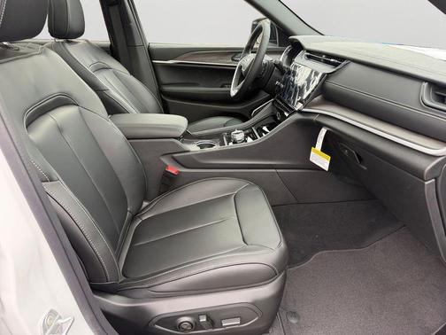 Bright White Clearcoat 2026 Jeep Grand Cherokee Limited