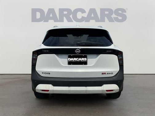 Aspen White Tricoat 2025 Nissan Kicks SR