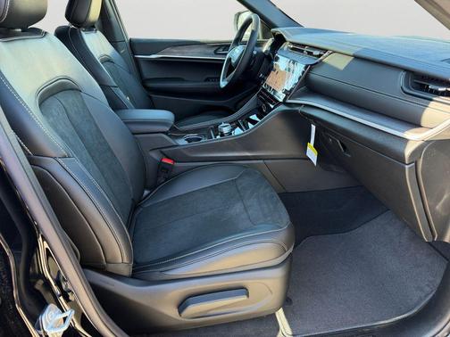Diamond Black Crystal Pearlcoat 2026 Jeep Grand Cherokee Altitude
