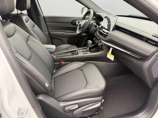 Bright White Clearcoat 2026 Jeep Compass Latitude