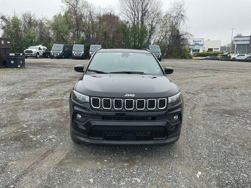 Diamond Black Crystal Pearlcoat 2025 Jeep Compass Latitude