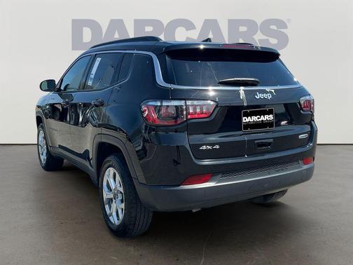 Diamond Black Crystal Pearlcoat 2025 Jeep Compass Latitude