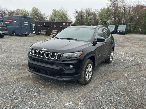 Diamond Black Crystal Pearlcoat 2025 Jeep Compass Latitude