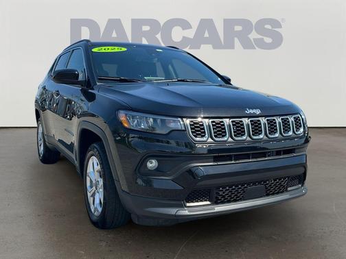 Diamond Black Crystal Pearlcoat 2025 Jeep Compass Latitude