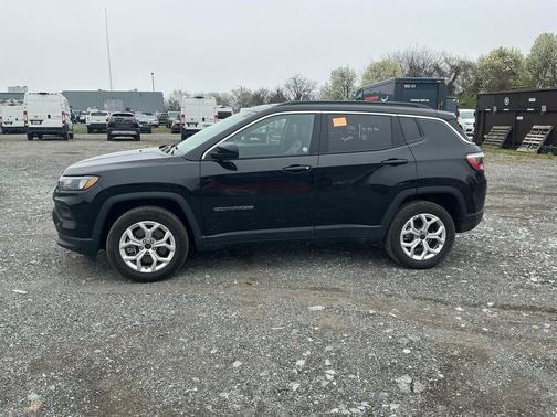 Diamond Black Crystal Pearlcoat 2025 Jeep Compass Latitude