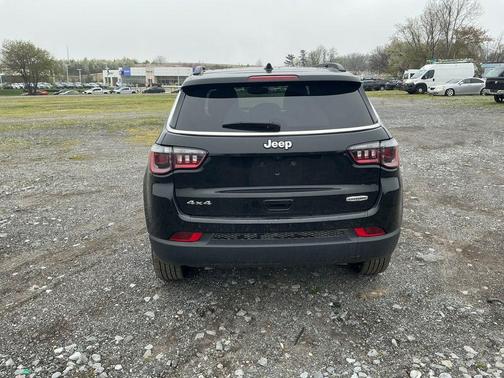 Diamond Black Crystal Pearlcoat 2025 Jeep Compass Latitude