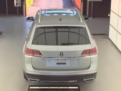 Silver Metallic 2022 Volkswagen Atlas 2.0T SEL