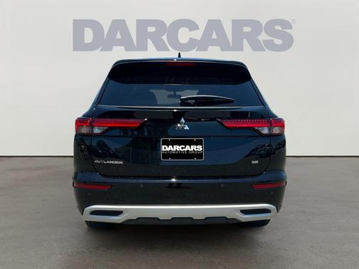 Labrador Black Pearl 2024 Mitsubishi Outlander SE Black Edition