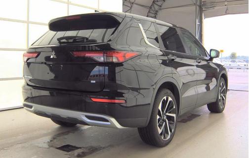 Labrador Black Pearl 2024 Mitsubishi Outlander SE Black Edition