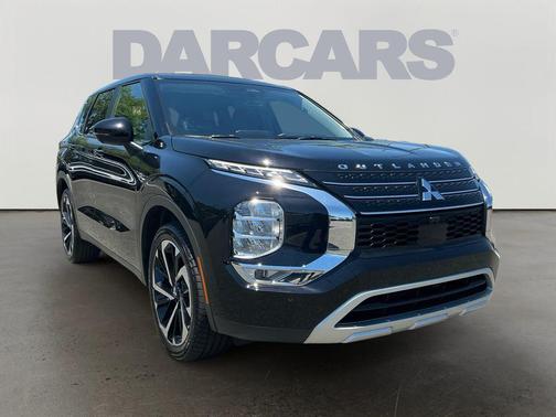 Labrador Black Pearl 2024 Mitsubishi Outlander SE Black Edition