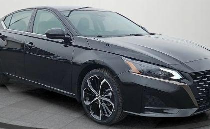 Super Black Clearcoat 2025 Nissan Altima SR FWD