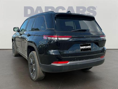 Diamond Black Crystal Pearlcoat 2026 Jeep Grand Cherokee Altitude