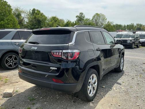 Diamond Black Crystal Pearlcoat 2025 Jeep Compass Latitude