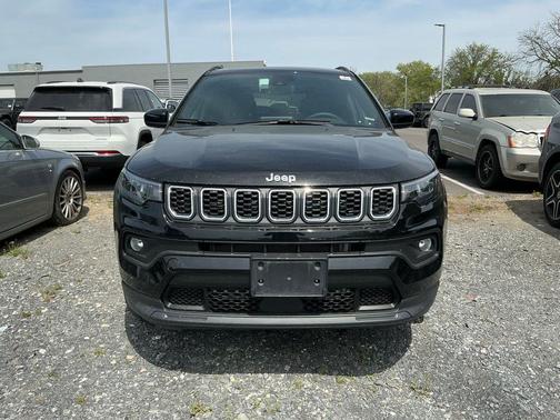 Diamond Black Crystal Pearlcoat 2025 Jeep Compass Latitude
