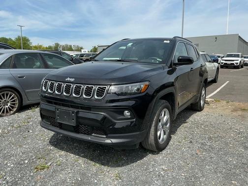 Diamond Black Crystal Pearlcoat 2025 Jeep Compass Latitude
