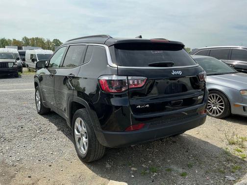 Diamond Black Crystal Pearlcoat 2025 Jeep Compass Latitude