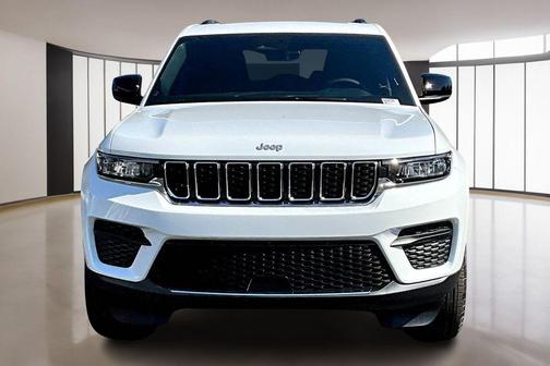 Bright White Clearcoat 2025 Jeep Grand Cherokee Laredo