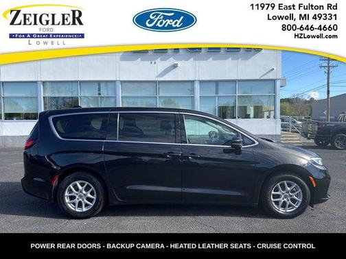 Brilliant Black Crystal Pearlcoat 2023 Chrysler Pacifica Touring L