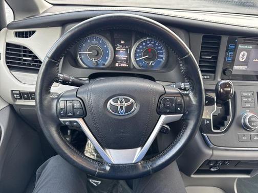 2016 Toyota Sienna XLE
