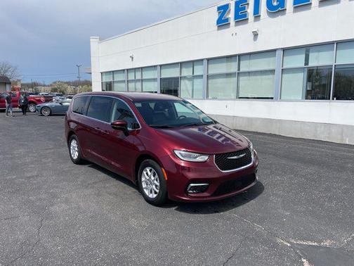 Velvet Red Pearlcoat 2023 Chrysler Pacifica Touring L