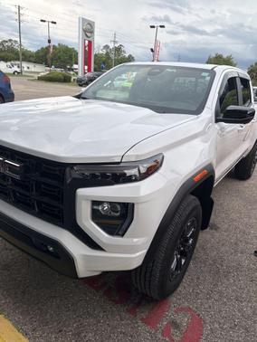 Summit White 2025 GMC Canyon Elevation