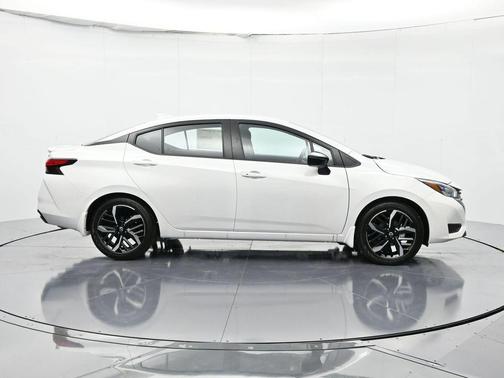 Aspen White Tricoat 2025 Nissan Versa 1.6 S