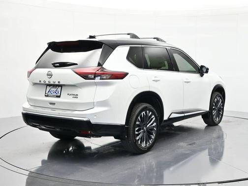 Everest White Pearl/Super Black 2026 Nissan Rogue Platinum