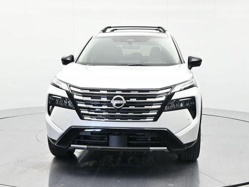 Everest White Pearl/Super Black 2026 Nissan Rogue Platinum