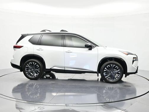 Everest White Pearl/Super Black 2026 Nissan Rogue Platinum