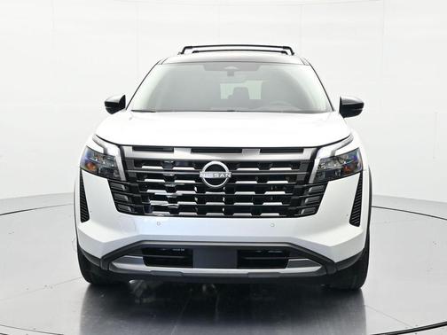 Everest White Pearl Tricoat/Super Black 2026 Nissan Pathfinder Platinum