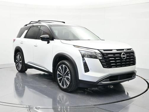 Everest White Pearl Tricoat/Super Black 2026 Nissan Pathfinder Platinum