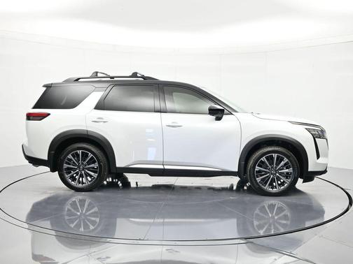Everest White Pearl Tricoat/Super Black 2026 Nissan Pathfinder Platinum