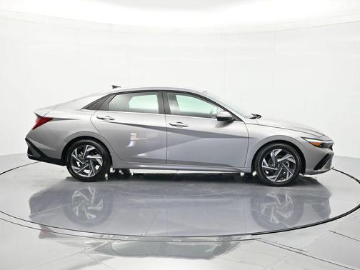 Fluid Metal 2025 Hyundai ELANTRA Limited