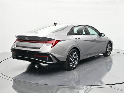 Fluid Metal 2025 Hyundai ELANTRA Limited