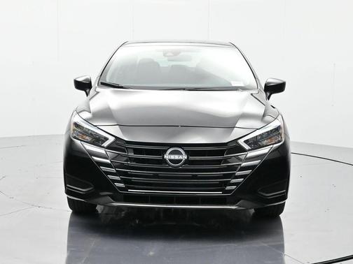 Super Black 2025 Nissan Versa 1.6 SV