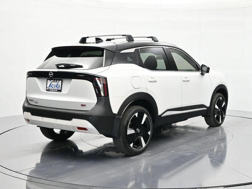 Aspen White Tricoat/Super Black 2026 Nissan Kicks SR