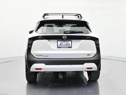 Aspen White Tricoat/Super Black 2026 Nissan Kicks SR
