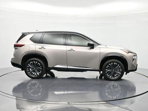 Champagne Silver Metallic/Super Black 2026 Nissan Rogue Platinum