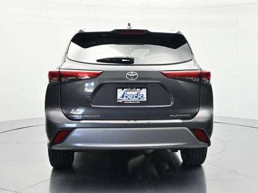 Magnetic Gray Metallic 2023 Toyota Highlander Platinum