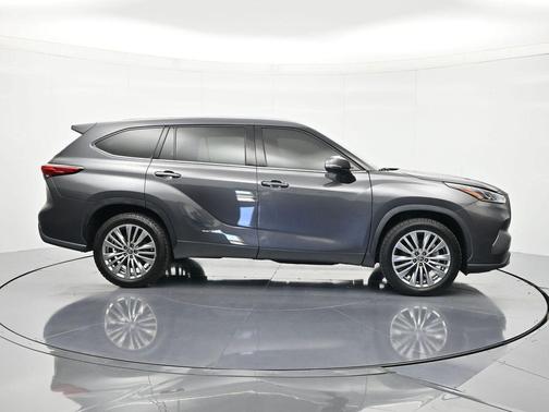 Magnetic Gray Metallic 2023 Toyota Highlander Platinum