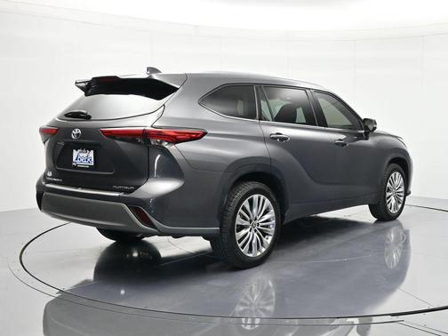 Magnetic Gray Metallic 2023 Toyota Highlander Platinum
