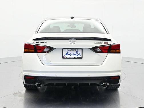 Pearl White Tricoat/Super Black 2026 Nissan Altima SR FWD