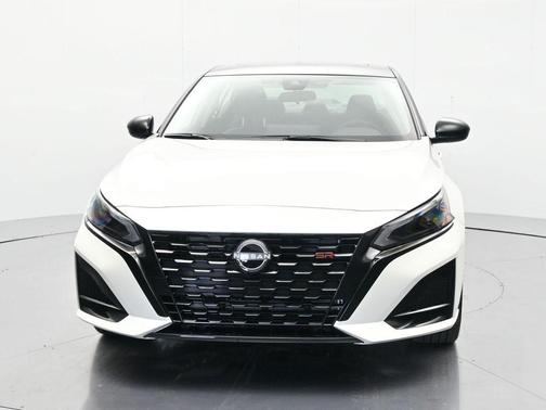 Pearl White Tricoat/Super Black 2026 Nissan Altima SR FWD