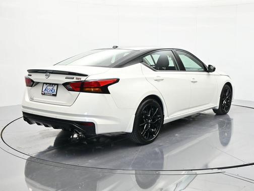 Pearl White Tricoat/Super Black 2026 Nissan Altima SR FWD